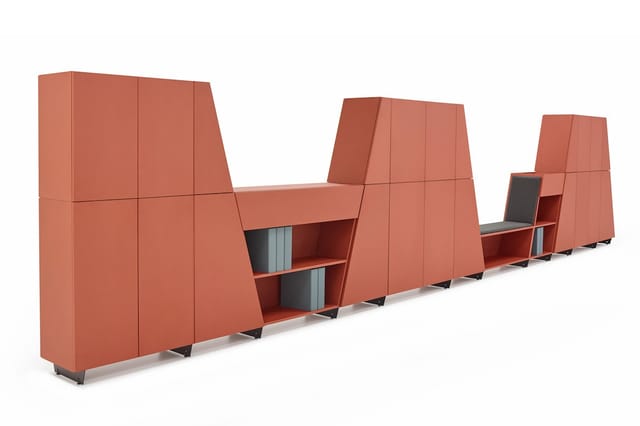 Rood gepolsterde akoestische kasten in trapvormig design, met ingebouwde zitplekken en stellingkasten, in rij opgesteld.