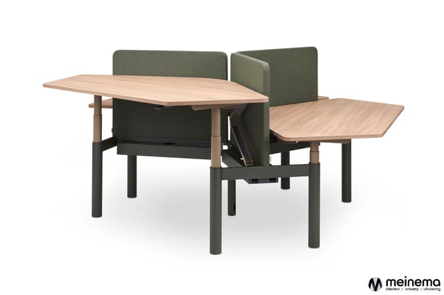 Werkplek met houten tafelbladen, groen gestoffeerde scheidingspanelen, zwarte metalen frame en integreerde zitplekken aan bei