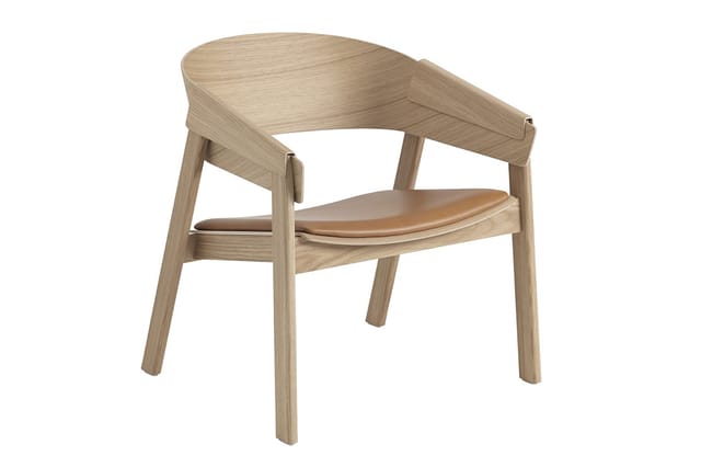 Houten stoel met gebogen rugleuning, houten zitting en cognackleurig leren zitje, op vier houten poten.