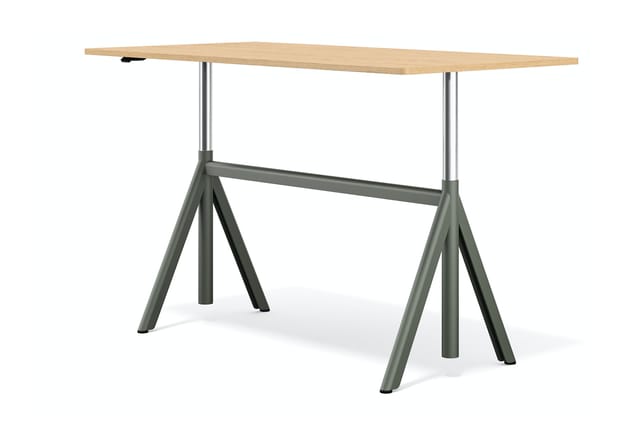 Vergadertafel met naturel houten blad en grijs-groen metalen stelsel met twee schragen en stalen buizen.