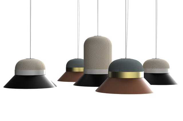 Vijf hangende akoestische pendelarmaturen met textielkap in grijs/beige, zwart en bruin met metalen banden in zilver en goud.