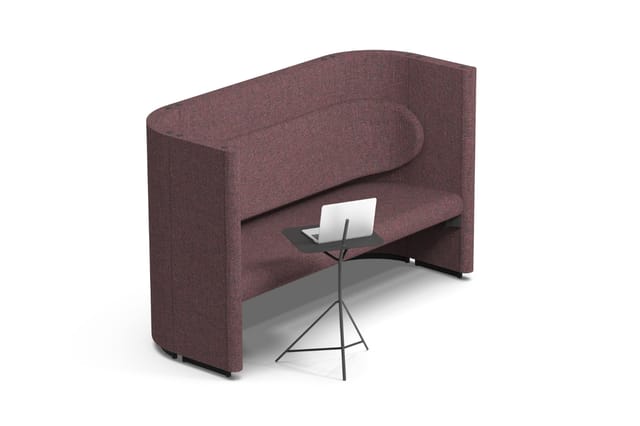 Paarse akoestische bureaustoel met gesloten zijkanten en gewelfde rugleuning. Voor het meubel staat een tripod-tafel met lapt