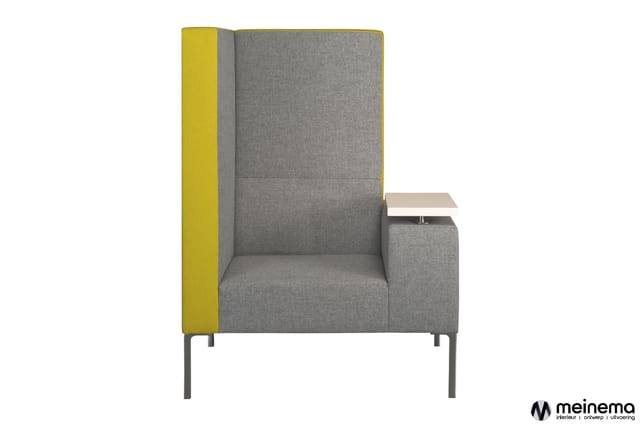 Hoge stoel in grijsstof met geel accent aan linkerzijde, armsteun en beige tafelblad, op grijze poten.