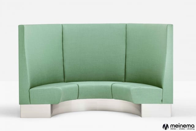 Groen gebogen loungebank met hoge rug en witte voetpanelen, frontaanzicht.