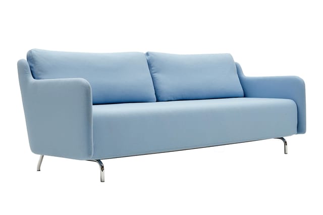 Lichtblauwe moderne bank met twee zitplaatsen, gesloten armsteunen, twee rugkussens, chromen poten, minimalistisch design.
