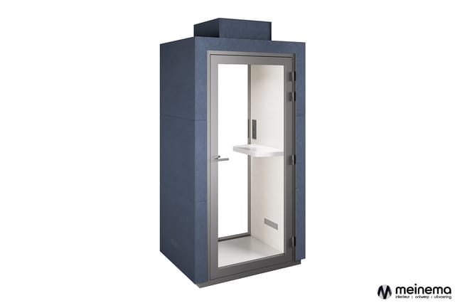 Blauwe akoestische belcel met glazen deur, witte binnenkant, planchet en ventilatieopening.