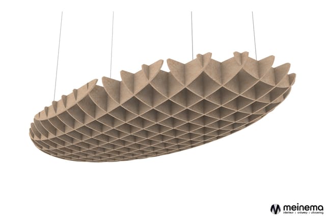 Hangend akoestisch scherm in beige karton met honingraatstructuur en getande bovenrand, opgehangen aan vier draadjes.