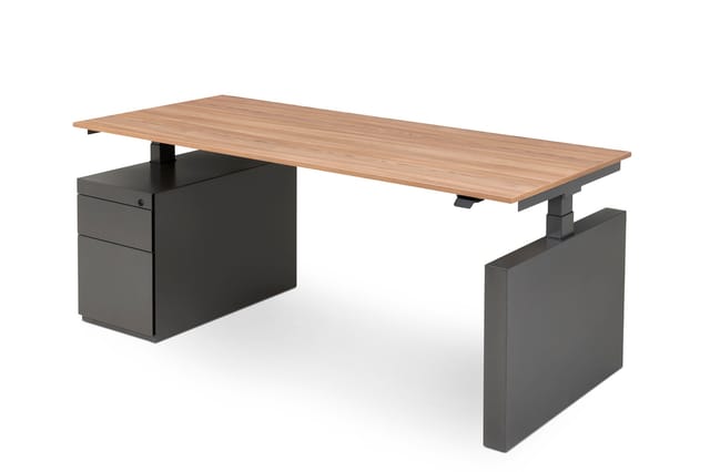 Elektrisch verstelbaar bureau met houten blad, zwarte metalen onderstel met één zijde voorzien van laden en andere zijde open