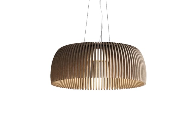 Hangende houten plafondlamp met horizontaal geribbelde lampenkap in natuurtinten, voor bovenaf opgehangen verlichtingsarmatuu
