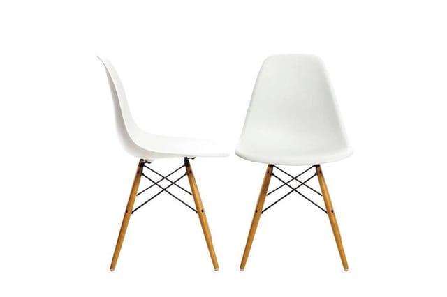 Twee witte stoelen met houten poten en zwart metalen kruissteun, één met armsteunen, frontaal en zijdelings weergegeven.
