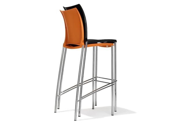 Barkruk met oranje kunststof zitting en rugleuning, zwart zitgedeelte, chromen stalen frame met voetsteunen.