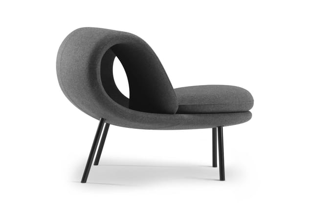 Grijze loungefauteuil met organische vormen, zwarte poten, zijkant tegen neutrale achtergrond.