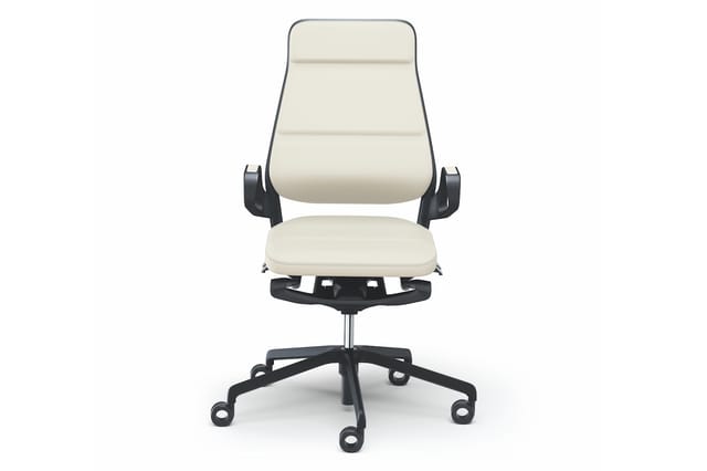 Ergonomische bureaustoel met crèmekleurig gestoffeerd zit- en rugleuning, zwarte armleuningen en zwart onderstel op wielen.