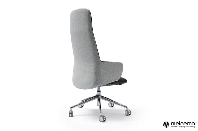 Grijze bureaustoel met hoge rugleuning, zwarte zitting en aluminium kruisvoet met wielen, achteraanzicht.