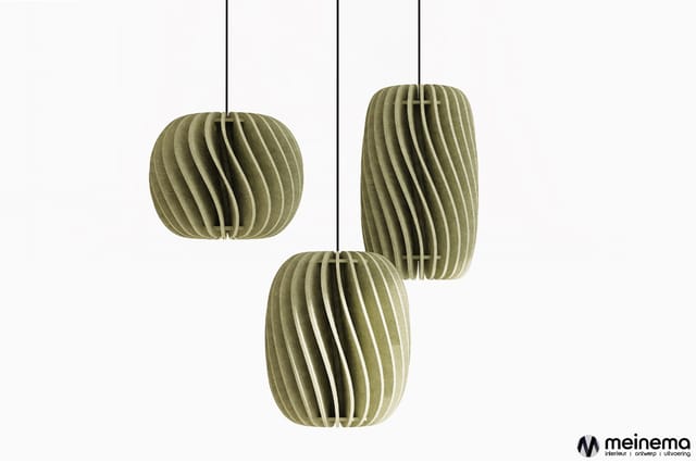 Drie hangende akoestische lampen in beige met verticale lamellen in verschillende vormen: bol, cilinder en ovaal.