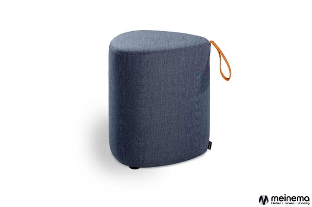 Grijze ronde poef met oranje handvat en zwarte voetjes tegen witte achtergrond.
