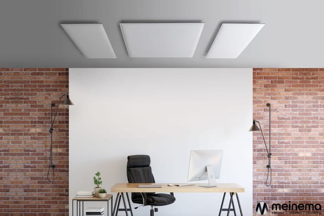 Modern kantoor met houten bureau, zwarte bureaustoel, witte monitor, witte plafondpanelen, bakstenen muren en hangende verlic