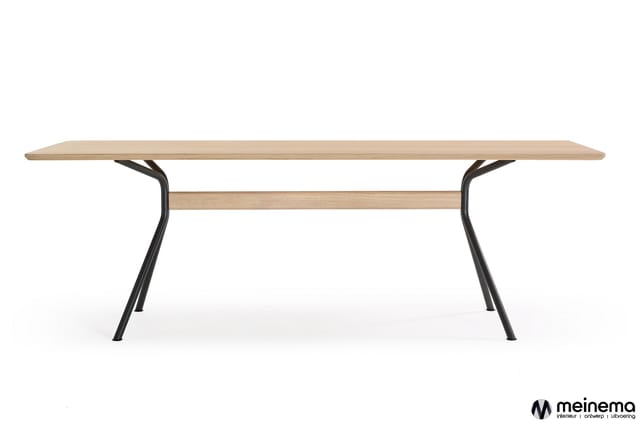 Houten vergadertafel met lichte houttint, zwart metalen poten met gebogen design en houten kruisbalk.