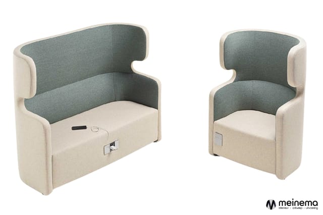 Twee beige en grijs geupholsterde belcellen met afgeronde vormen, voorzien van stopcontacten en USB-poorten aan de zijkanten.
