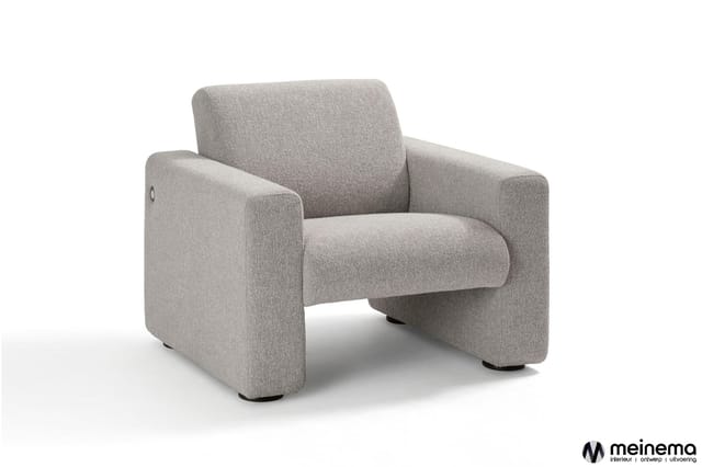 Grijze loungestoel met brede armleuningen en polyester bekleding op donkere voeten, enkele zitplaats.