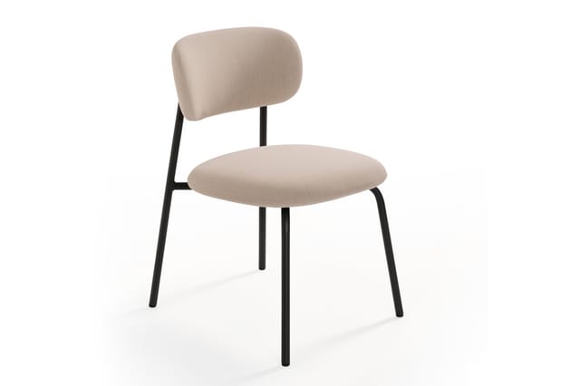Moderne stoel met beige gestoffeerde zitting en rugleuning, zwart metalen frame, minimalistische vorm.