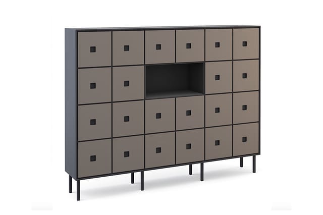 Grijze modulaire kastenwand met 24 vakken, enkele open nissen, klein vierkant handvat per vak, op zwarte poten.