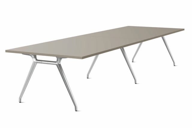 Luxe Wilkhahn Versa vergadertafel voor boardroom en conferentieruimte. Voorzien van een elegant gepolijst aluminium onderstel