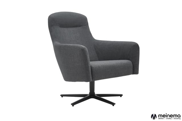 Grijze draaibare fauteuil met hoge rugleuning en zwart kruisvoetonderstel, geïsoleerd tegen witte achtergrond.