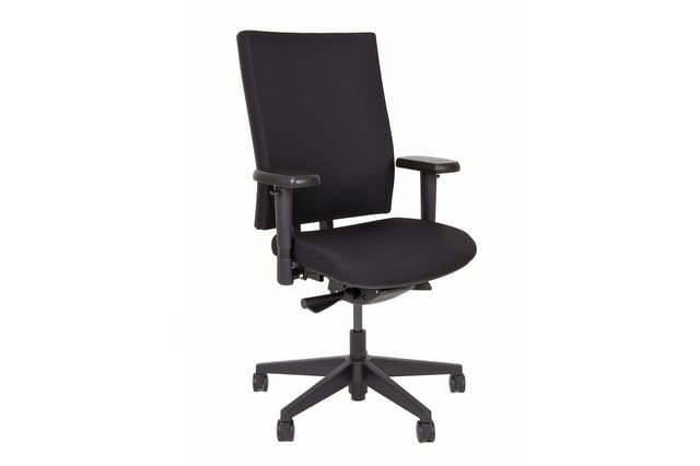 Zwarte ergonomische bureaustoel met adjusteerbare armsteunen, rugleuning en gasveer, op zwenkwielen en vijfpunts voetsteun.