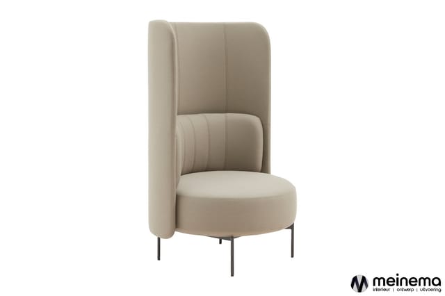 Beige fauteuil met hoog rugkussen, ronde zitting en metalen poten, geïsoleerd tegen witte achtergrond.