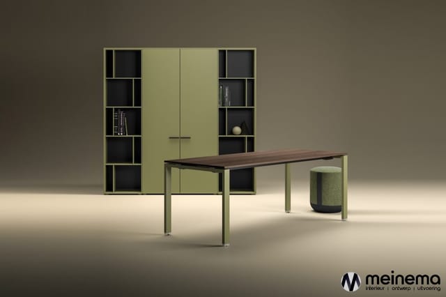 Werkplek met sage groen metalen bureau met donkerbruin blad, bijpassende kastenwand met zwarte vakken en groen-grijs ronde po