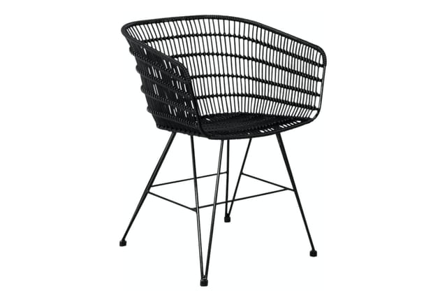 Zwarte rieten fauteuil met ergonomische kuipvorm en metalen poten op witte achtergrond.