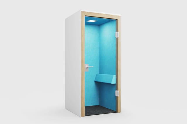 Blauwe akoestische belcel met houten frame, glazen deur, ingebouwde zitbank en LED-verlichting, vrijstaand.