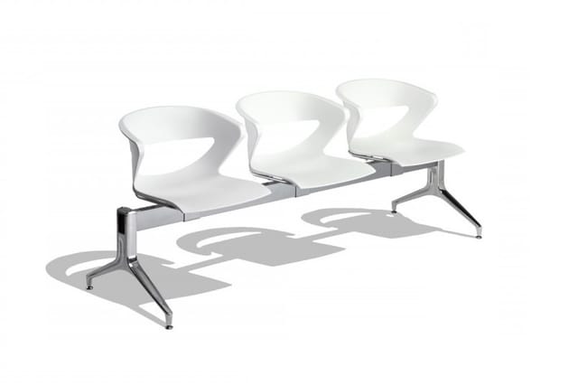 Wachtruimtestoel in wit kunststof met metalen onderstel, drie stoelen in een rij op zilverkleurig frame.