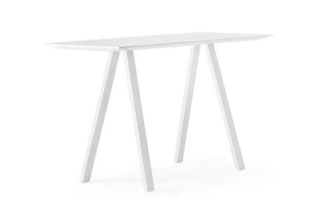 Witte vergadertafel met ovaal blad en vier trapezium vormige poten op witte achtergrond.