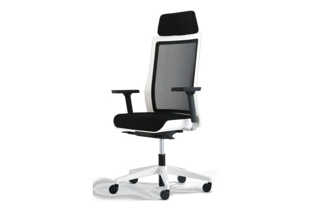 Moderne ergonomische bureaustoel met grijze mesh-rugleuning, zwarte zitting, verstelbare armleuningen, hoofdsteun en wit onde