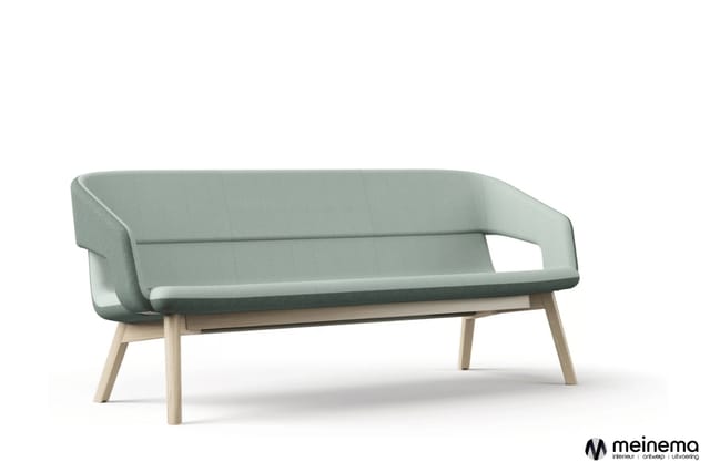 Grijsgroene designbank met houten poten, gebogen armleuningen en minimalistisch design tegen witte achtergrond.