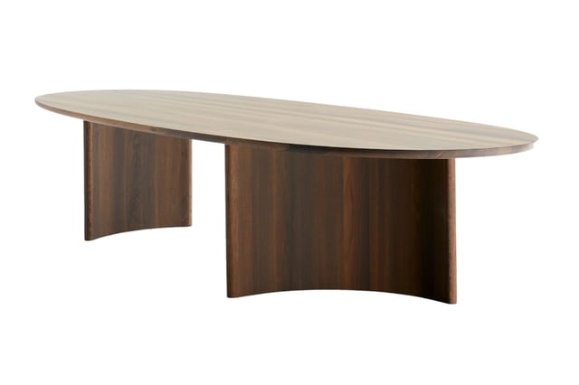 Ovale vergadertafel met licht houten blad en twee donkerbruine houten voetsteun-poten.