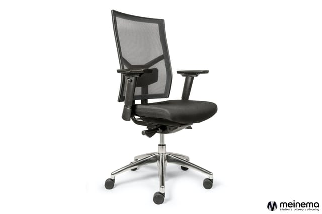 Zwarte ergonomische bureaustoel met mesh-rugleuning, zwart zitgedeelte, verstelbare armleuningen en chromen voetsteun op wiel