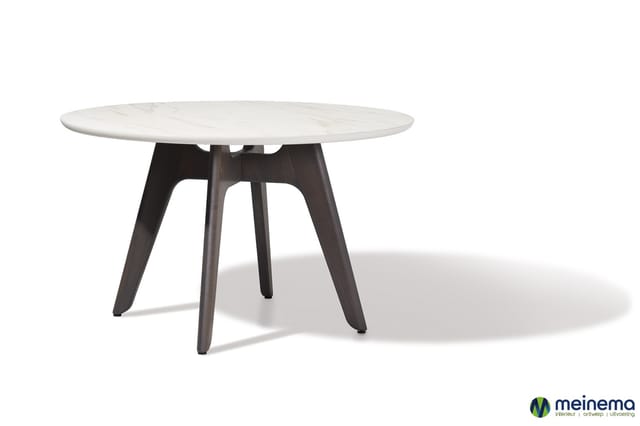 Ronde vergadertafel met wit marmeren blad en donker houten onderstel met vier gekantelde poten.