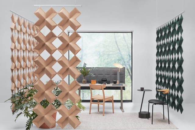 Moderne kantoorruimte met beige akoestische schermen, houten bureau met zwarte onderstel, houten stoel, zwarte design stoel,