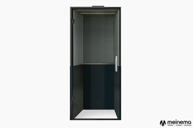 Zwarte belcel met grijze bovenwand, zwarte onderwand en witte vloer. Aluminium frame en deurklink aan rechterzijde. Meinema-l