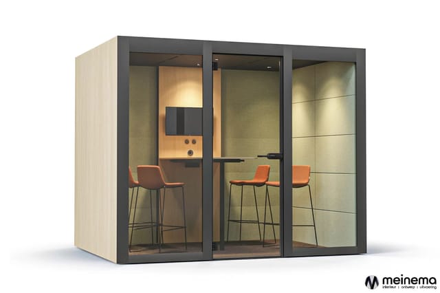 Moderne belcel met lichte houten zijwand, donker aluminium frame, glaswanden met groen akoestisch paneel, houten inrichting m