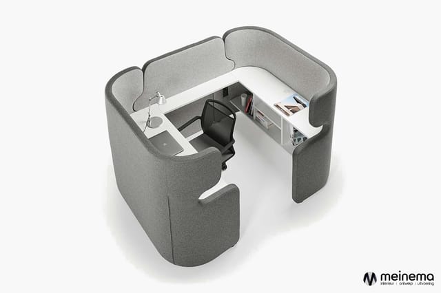 Grijze akoestische belcel met geïntegreerd bureau, zwarte bureaustoel, witte werkblad, plankensysteem en bureaulamp, bovenaan