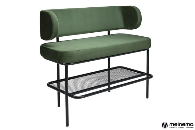 Groen gepolsterde bank met zwart metalen frame, cilindervormige rugleuning en open meshplank eronder.