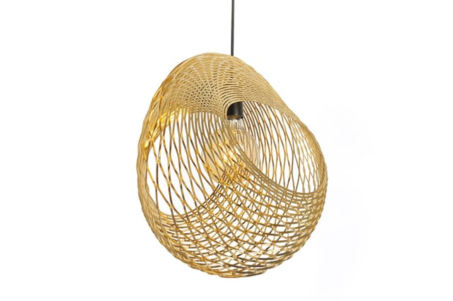 Hangende lamp met eivoormige structuur van gevlochten natuurlijk materiaal, zwart ophangsnoer, lichtbron zichtbaar in opening