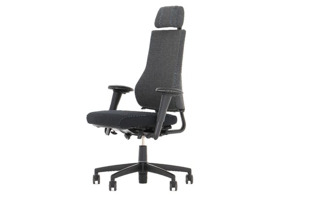 Ergonomische bureaustoel met donkergrijs gestoffeerde zitting en rugleuning, zwarte armleuningen en vijfpunts wielbasis, zwar
