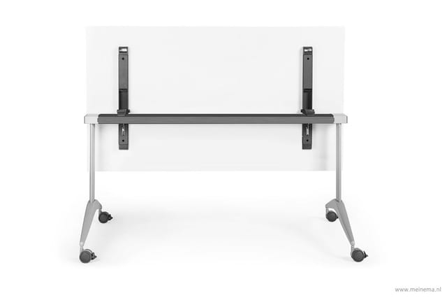 Mobiele vergadertafel met witte blad, grijs frame en zwarte bovenbalk met twee schermhouders. Vier wielvoeten voor flexibele
