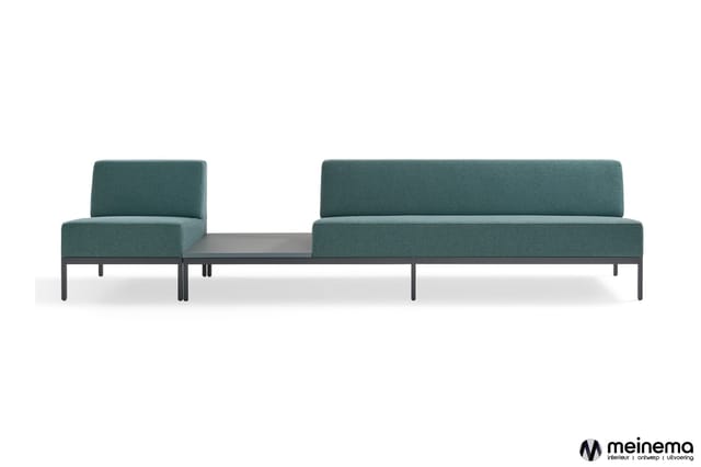 Modulaire zitgroep in grijsgroen stof met centrale tafel, twee afzonderlijke zitelementen met rugleuning op metalen poten.