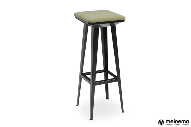 Barkruk met zwart metalen frame en groene zitting op witte achtergrond.
